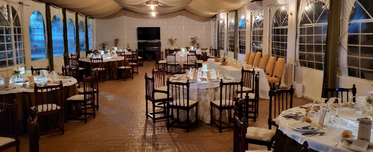 La carpa montada para un banquete