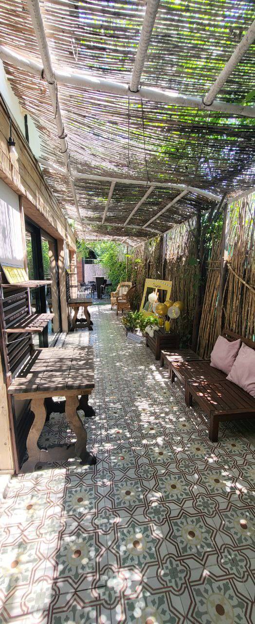 Corredor con bancos bajo la pérgola vegetal