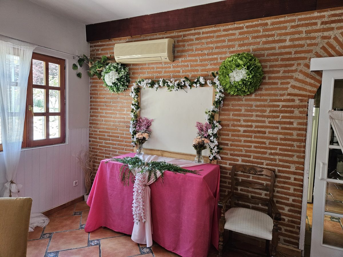 Mesas vestidas en el jardín