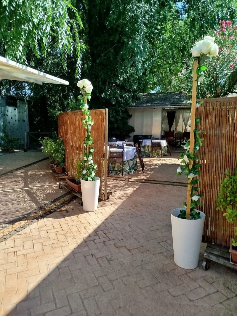 La entrada, decorada con flores