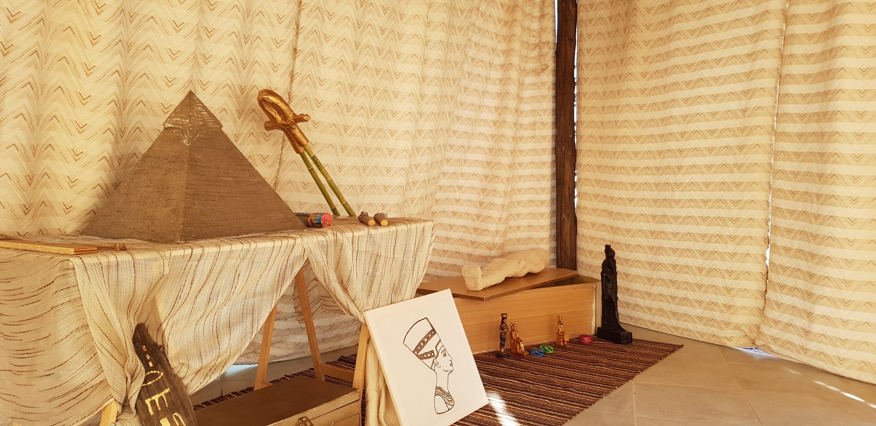 Escenografía de Egipto en la Granja Escuela El Rodeo