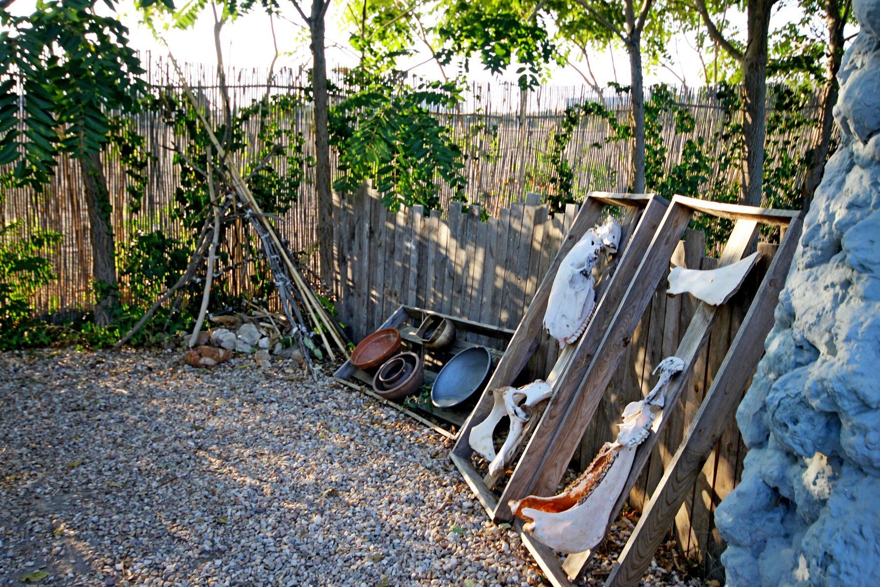 Escenografía de La Prehistoria en la Granja Escuela El Rodeo