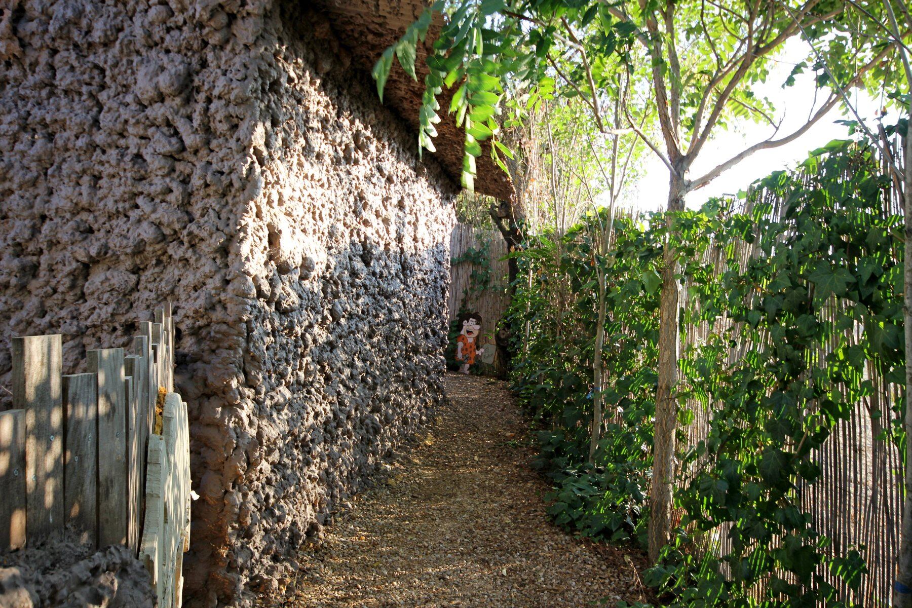 Escenografía de La Prehistoria en la Granja Escuela El Rodeo