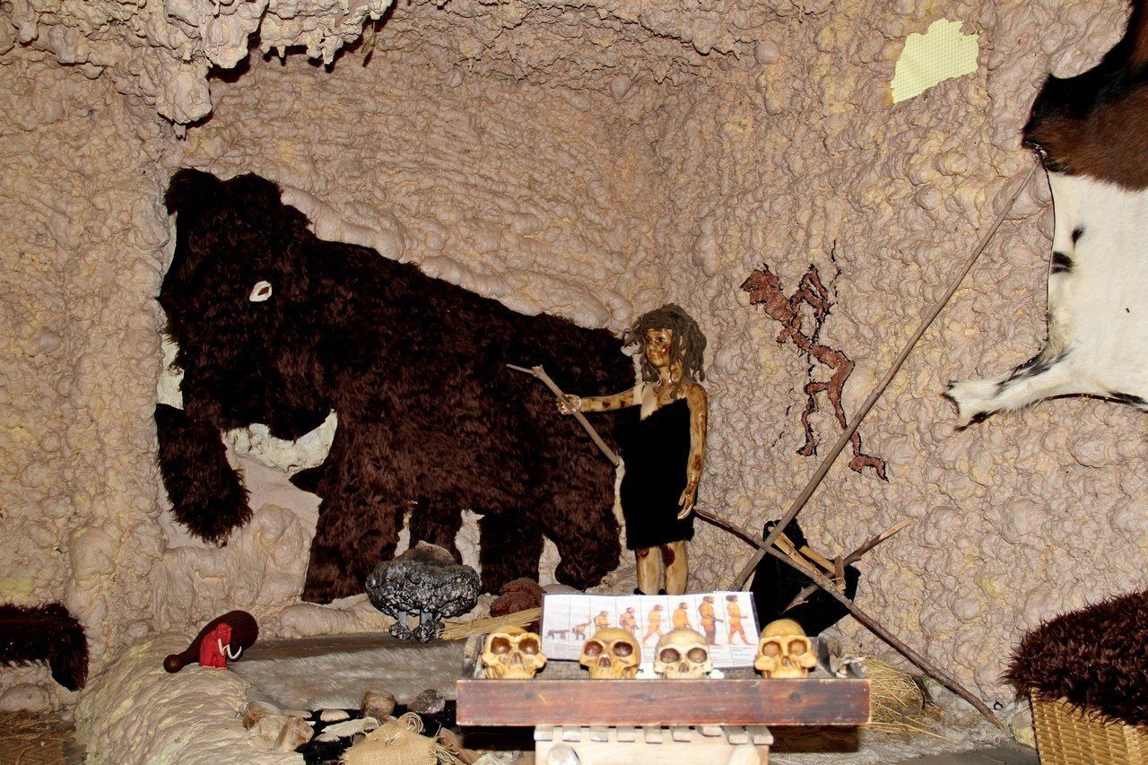 Escenografía de La Prehistoria en la Granja Escuela El Rodeo