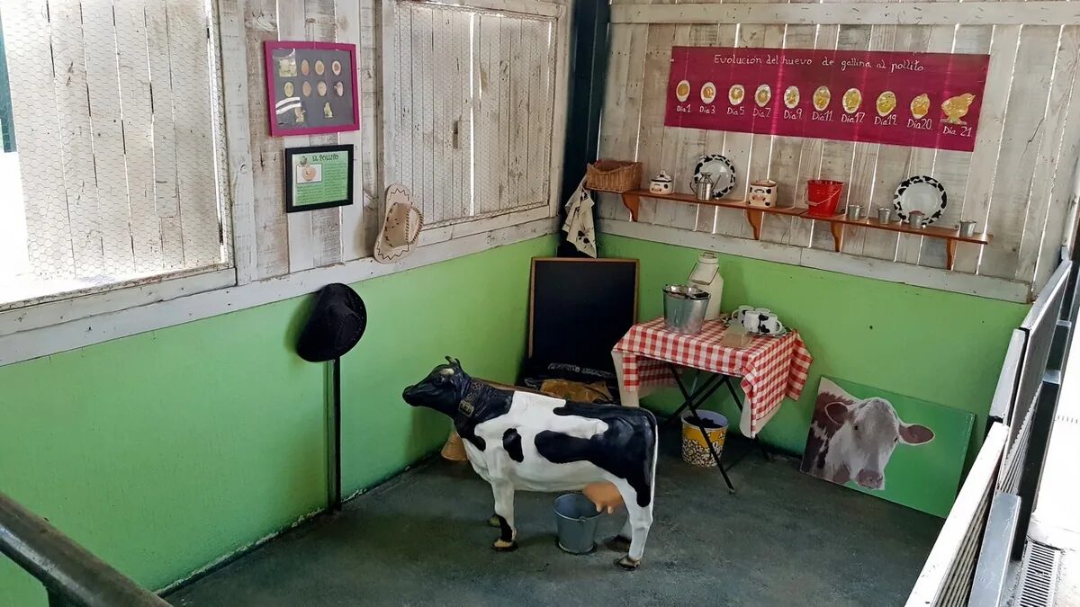 El aula de AulaGreen, con la mesa puesta y los juguetes