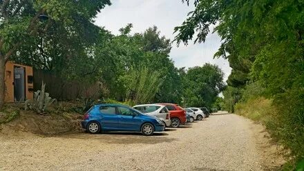 El camino de entrada a la escuela