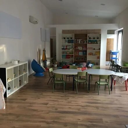 Las mesas de trabajo y las estanterías con los materiales